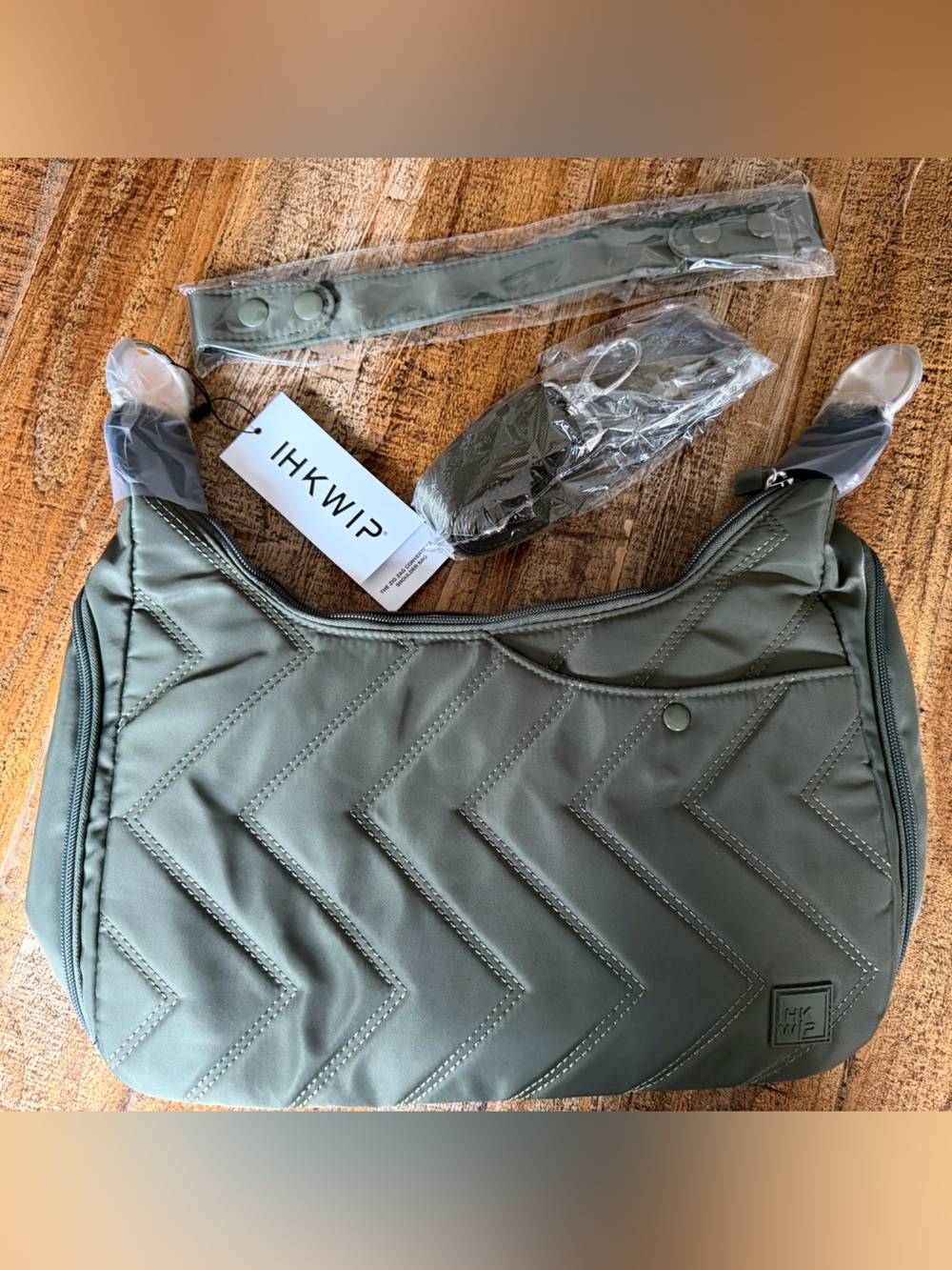 NWT IHKWIP “zig zig convertible shoulder bag” in olive green sage green stylish